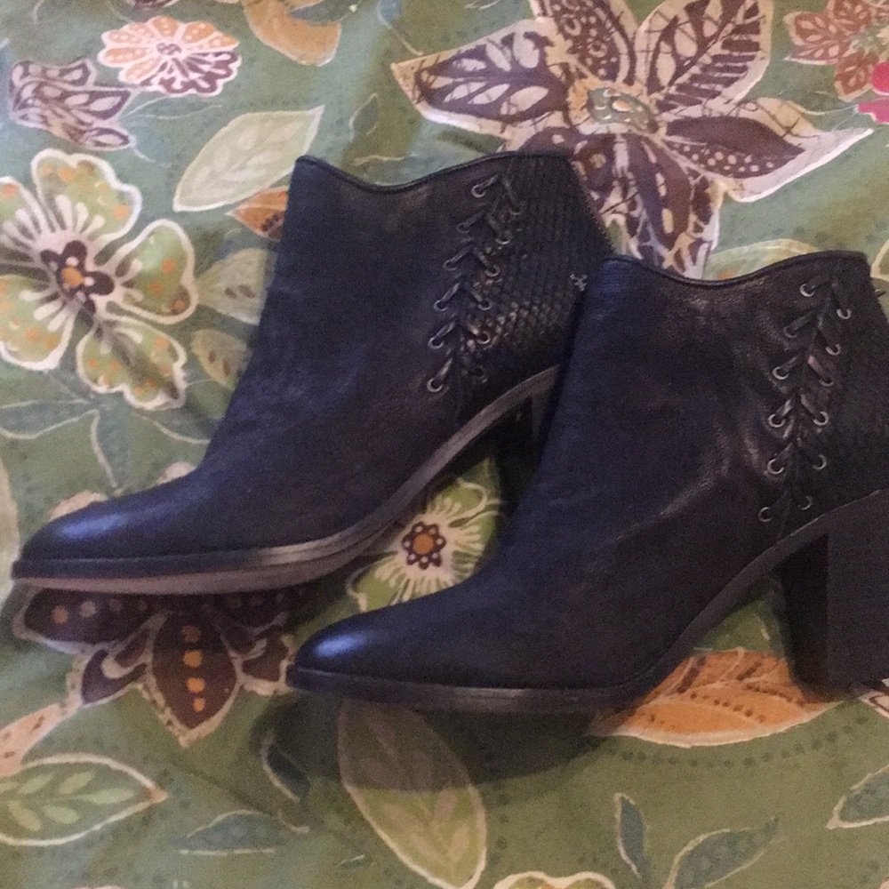 7 1/2 Trask black booties